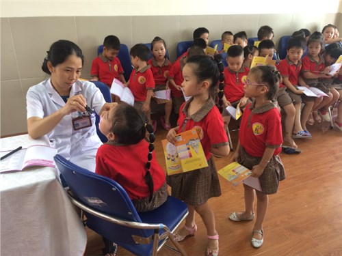 Trường mầm non đô thị Việt Hưng tổ chức khám sức khỏe lần I năm học 2017 - 2018 cho học sinh toàn trường